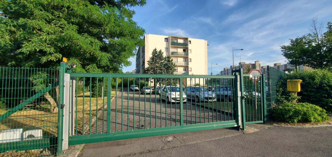 Au Rdc Cote Cour Avec Parking Ferme Proche Autoroute Et Tram C Apartment