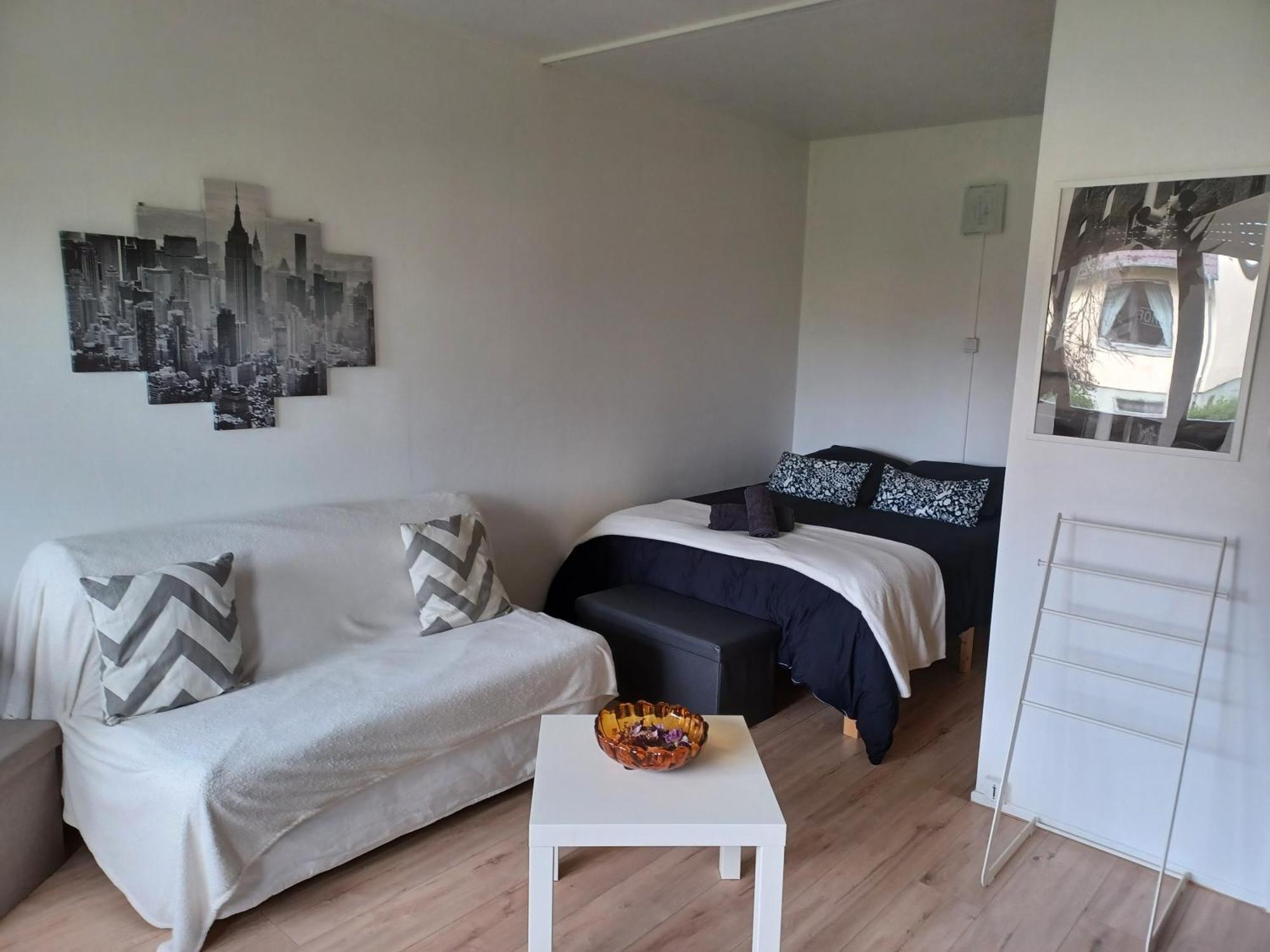 Apartment Au Rdc Cote Cour Avec Parking Ferme Proche Autoroute Et Tram C