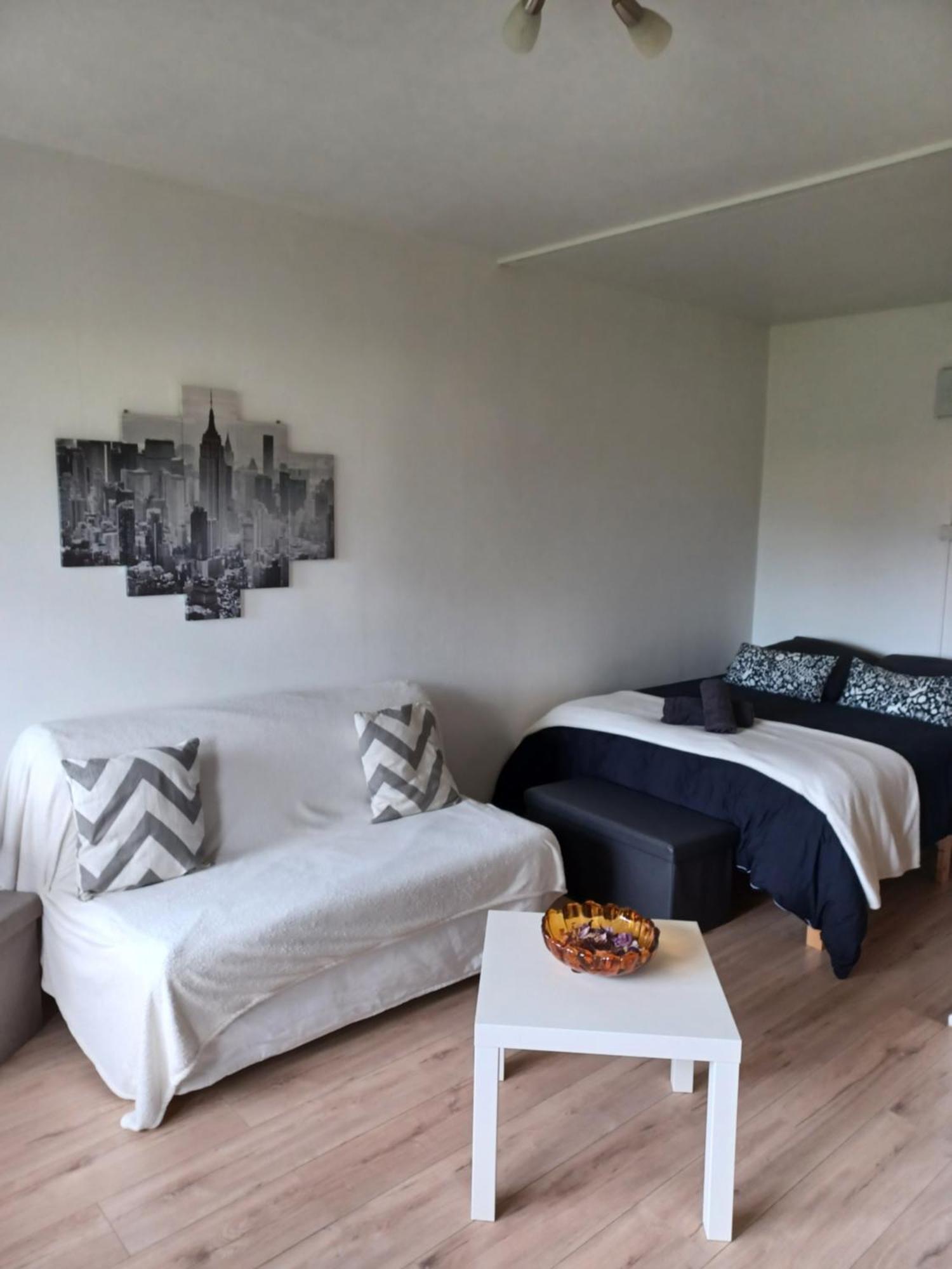 Au Rdc Cote Cour Avec Parking Ferme Proche Autoroute Et Tram C Apartment