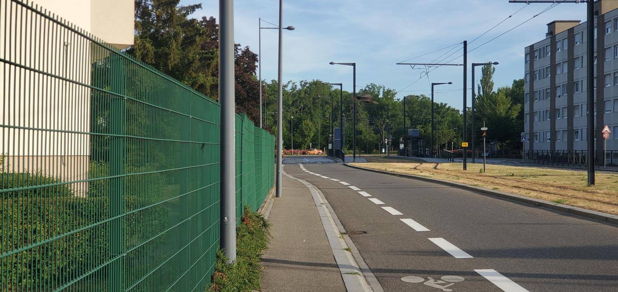 Au Rdc Cote Cour Avec Parking Ferme Proche Autoroute Et Tram C * Mulhouse