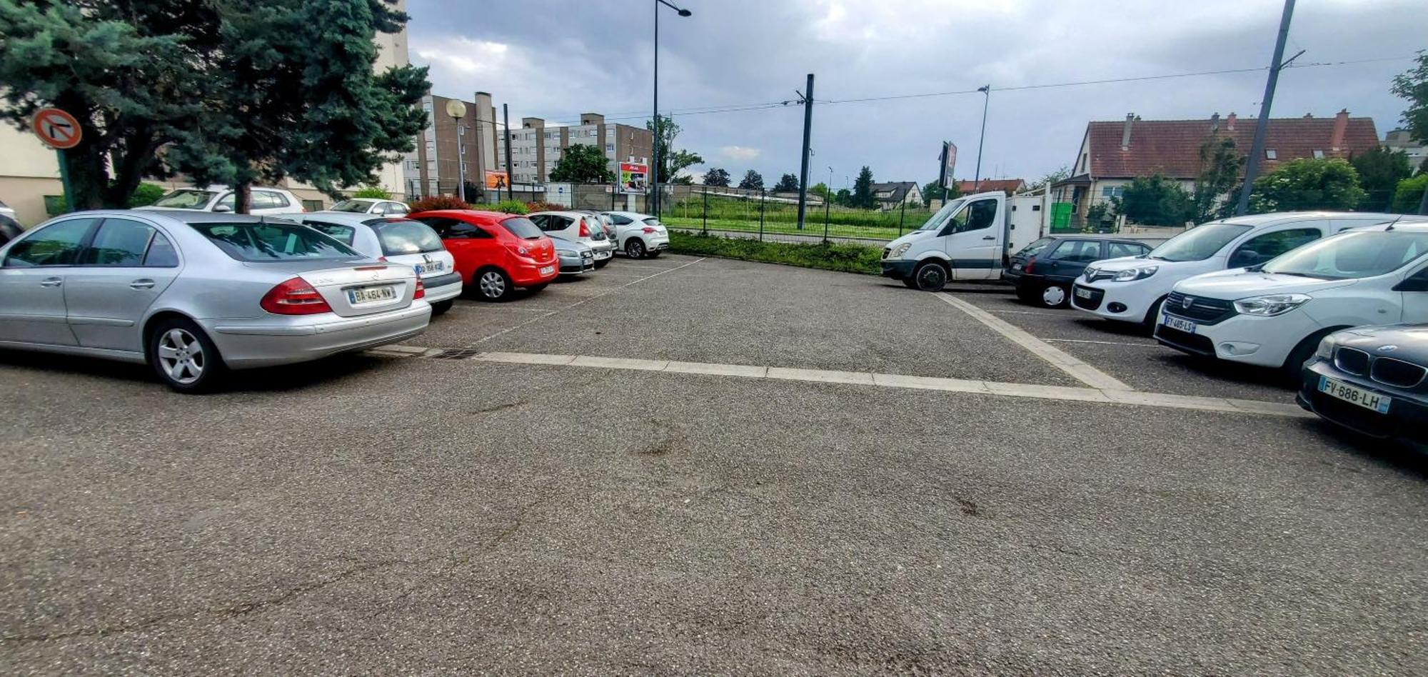 Au Rdc Cote Cour Avec Parking Ferme Proche Autoroute Et Tram C Apartment *