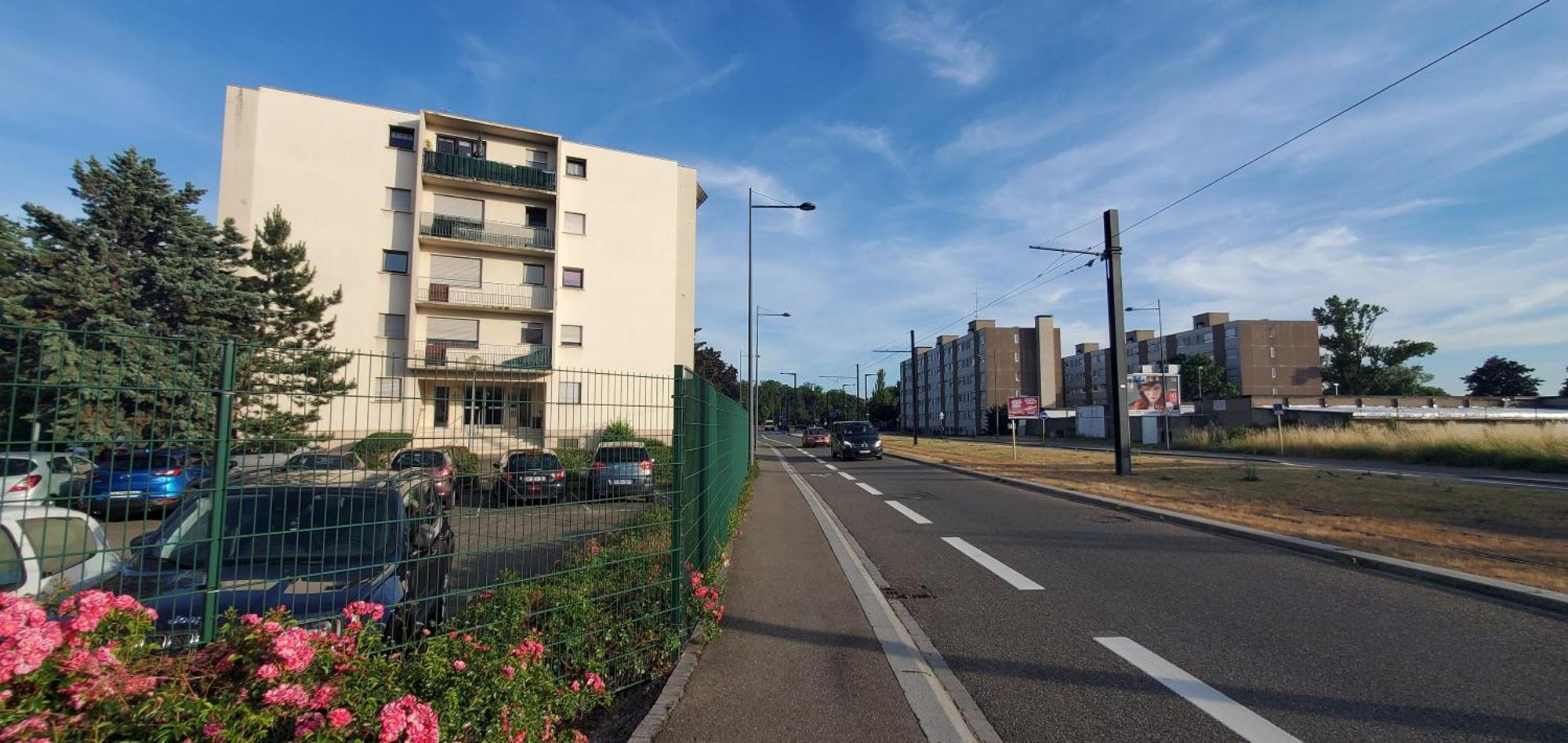 Apartment Au Rdc Cote Cour Avec Parking Ferme Proche Autoroute Et Tram C