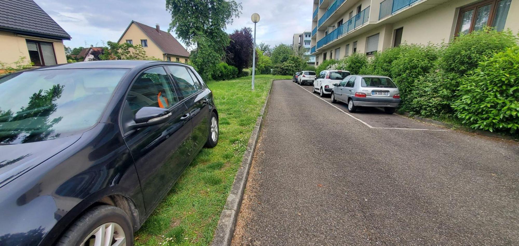 Apartment Au Rdc Cote Cour Avec Parking Ferme Proche Autoroute Et Tram C *