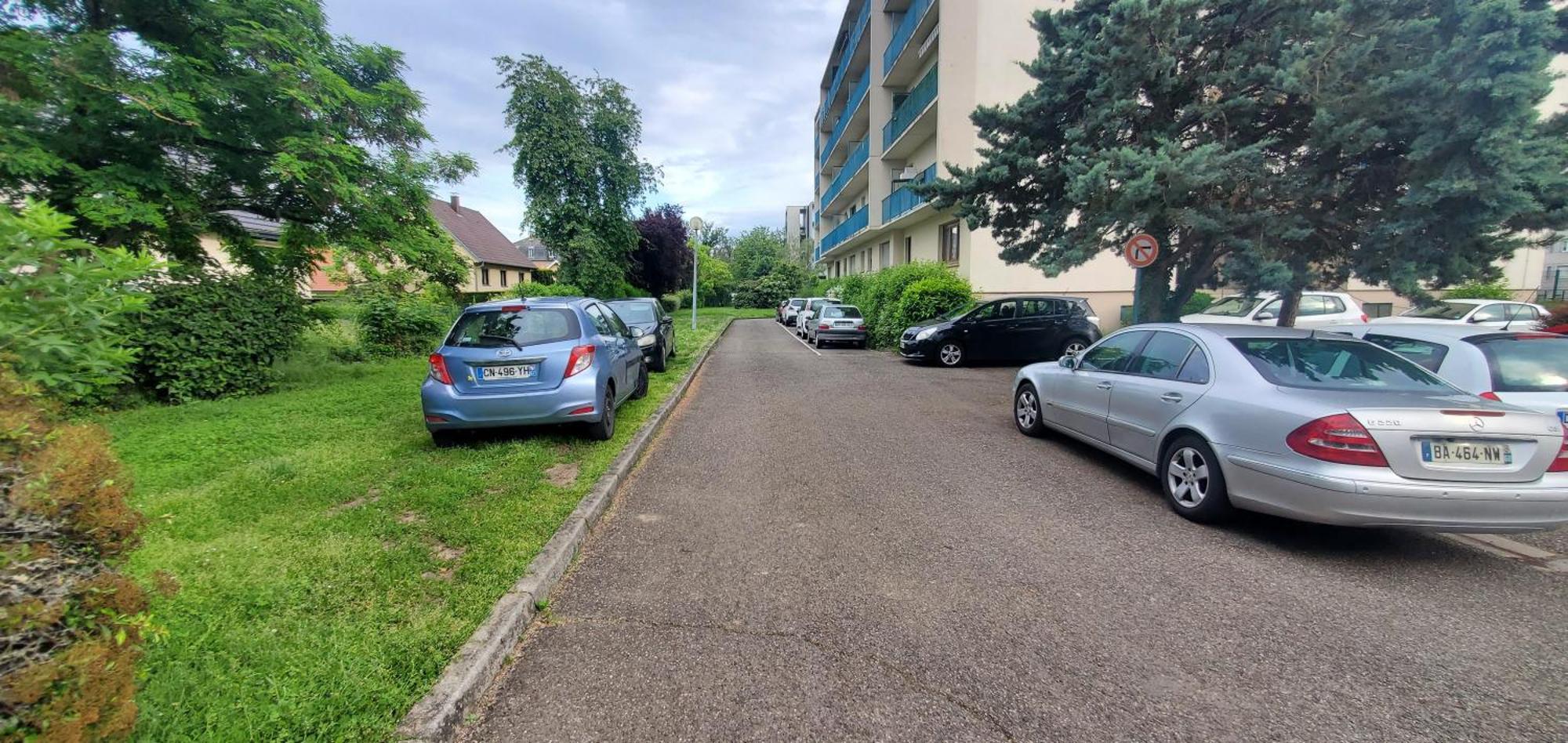 Au Rdc Cote Cour Avec Parking Ferme Proche Autoroute Et Tram C
